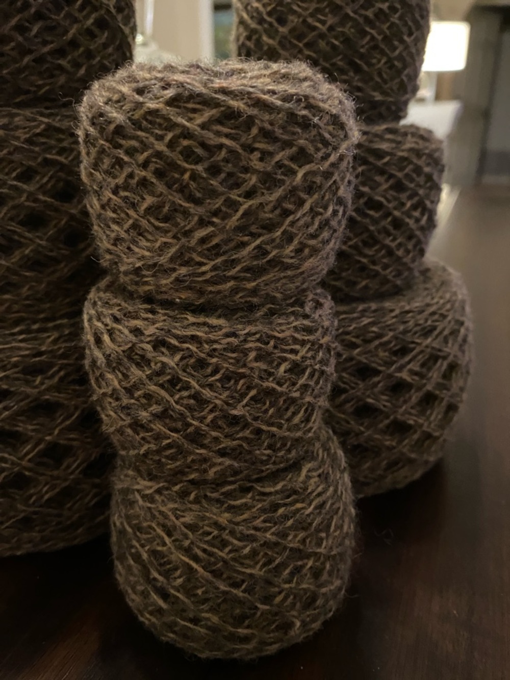 Vintage reclaimed mocha colored upcycled eco-friendly yarn in 80% wool/20% nylon - Picture 6 of 7